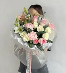 Букет "Vittoria" из роз, лилий и ранункулюса