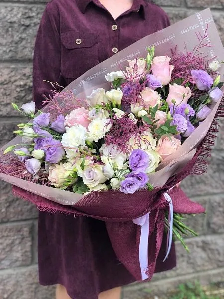 Букет "Цветочная Ария" из роз, фрезии, гвоздик, Лизиантуса и Астильбы 8