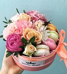 Цветочная композиция и Вкусные свежие макаруны