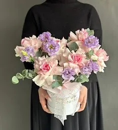 Композиция "Violet melody " из лизиантусов и роз в коробке