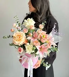 Композиция "Jorge" из роз, лилий и зелени