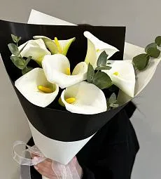 Букет из 7 белых калл с эвкалиптом