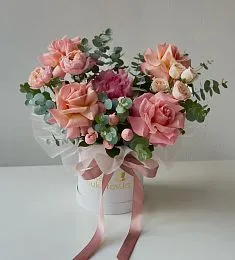 Композиция "Elisabet" из роз и эвкалипта в коробке