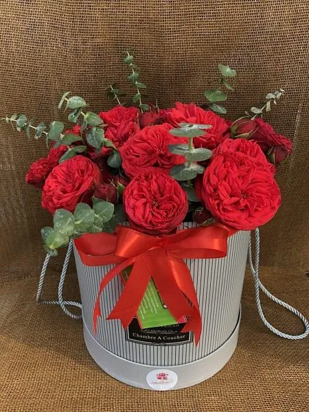 Композиция "Рубиновое сердце" из пионовидных роз и эвкалипта 1