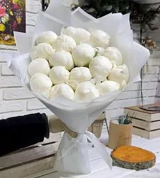 Букет из 17 белых пионов
