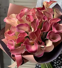 Букет из 31 розовой каллы 