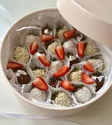 Клубничный бокс "Silken" клубника в белом и молочном шоколаде с клубничной нарезкой