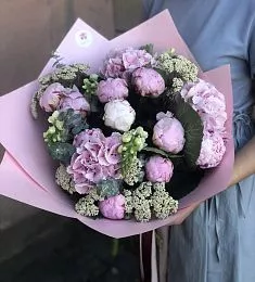 Цветочная композиция "Версаль" из гортензий и пионов