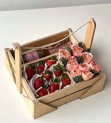 Клубничный ящик "Нежный сюрприз"