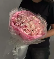 25 нежно розовых роз в матовом оформлении