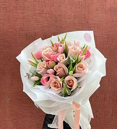 Букет "Эллада" из анемонов, роз и тюльпанов