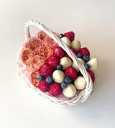 Клубничная корзина с цветами "Gentle"