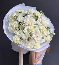 Букет "Агнес" розой, лизиантусом, хризантемой и гвоздикой