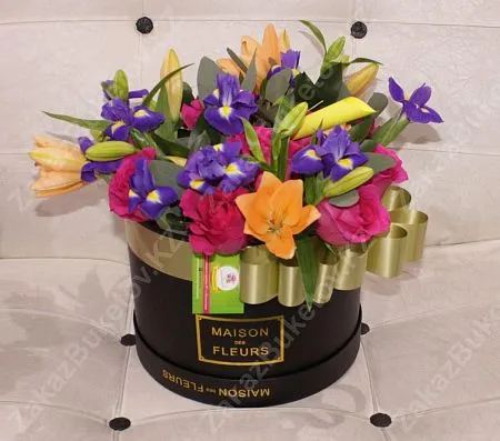 Композиция "Счастливая История" из лилий, ириса и роз 1