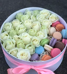 Букет "Аксель" из цветов и макарун