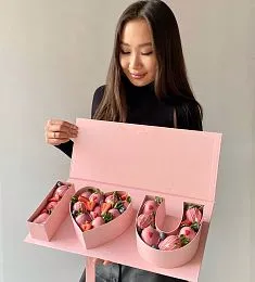 Клубничный бокс "I love u pink" клубника в розовом шоколаде