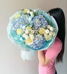 Композиция "Гвендолина" из гортензий, Гипсофил, хризантем и роз