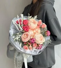 Композиция "Новогодний вихрь" из гортензии, роз и пионов