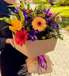 Букет "Лирея" с ирисом, герберой и лилией 