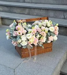 Композиция "Трепетная нежность" из лизиантусов в деревянном ящике