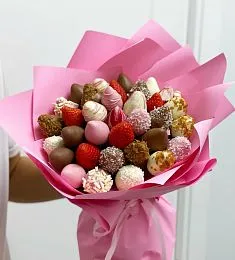 Клубничный букет "Velvetouch" из клубники в шоколаде и свежих ягод