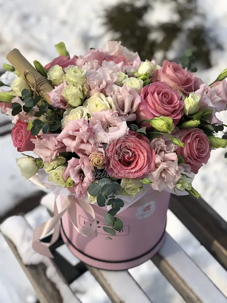 Композиция "Панорама" из роз и лизиантусов 5