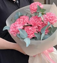 Букет из 7 розовых гвоздик с эвкалиптом