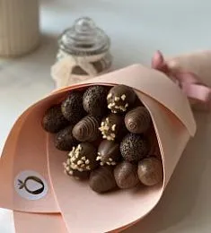 Клубничный букет "Комплимент" клубника в молочном шоколаде