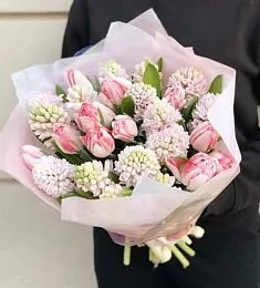 Букет "Вайнира" из тюльпанов и гиацинтов