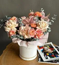 Композиция "Velour" из роз, лилий и эвкалипта