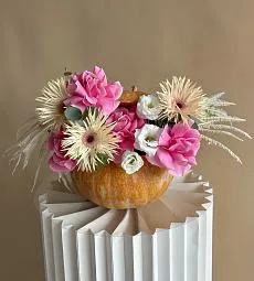 Композиция в тыкве "Sintia" из лизиантусов, роз и гербер