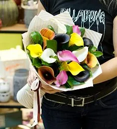 Букет из 15 калл и рускуса