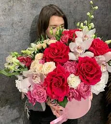 Композиция "Гавайские каникулы" с альстромерией, дельфиниумом, орхидеей и розами