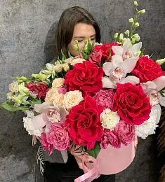 Композиция "Гавайские каникулы" с альстромерией, дельфиниумом, орхидеей и розами