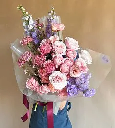 Букет "Герцогиня" из лизиантуса, дельфиниума, гвоздики и роз