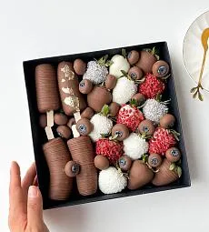 Фруктовый бокс "Коктейль вкуса" из клубники, голубики и бананов в шоколаде