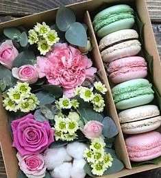 Букет цветов с макарони