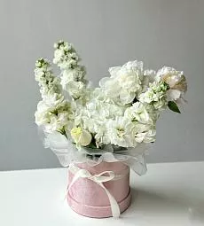 Композиция "Ароматный сюрприз" из гортензии, маттиолы и пионов