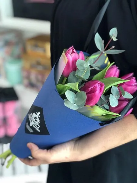 Букет "Мари" из тюльпан и эвкалипта 3