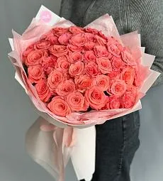 Букет из 51 коралловой розы в оформлении