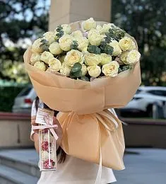 Сет "Зефирный" букет из пионовидных спрей роз и коробочка клубники в шоколаде