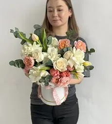 Композиция "Alessandro" из тюльпанов, роз, и эвкалипта в коробке