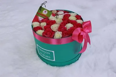Коробка MAISON с голландской розой и французскими макаронс 3