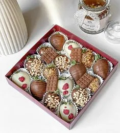 Клубничный бокс "Капучино" клубника в белом и молочном шоколаде