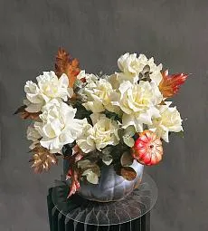 Композиция в тыкве "Присцила" из роз и кукурбиты