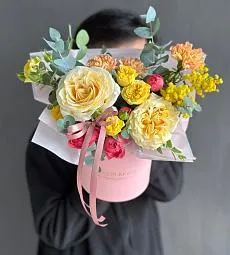 Композиция "Guillaume" из роз, гвоздик и эвкалипта