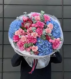 Букет "Скайлер" из гортензий, гвоздик, роз и протеи