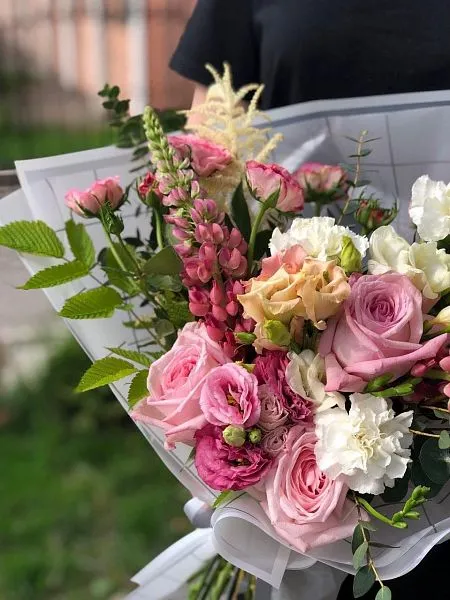 SPRING 5.0 букет из Лизиантуса, роз и гвоздик 2