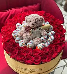 Композиция "Perfect" 51 голландская роза, kinder и мишка в коробке