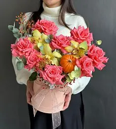 Композиция "Веселая вечеринка" из роз, орхидей и кукурбиты